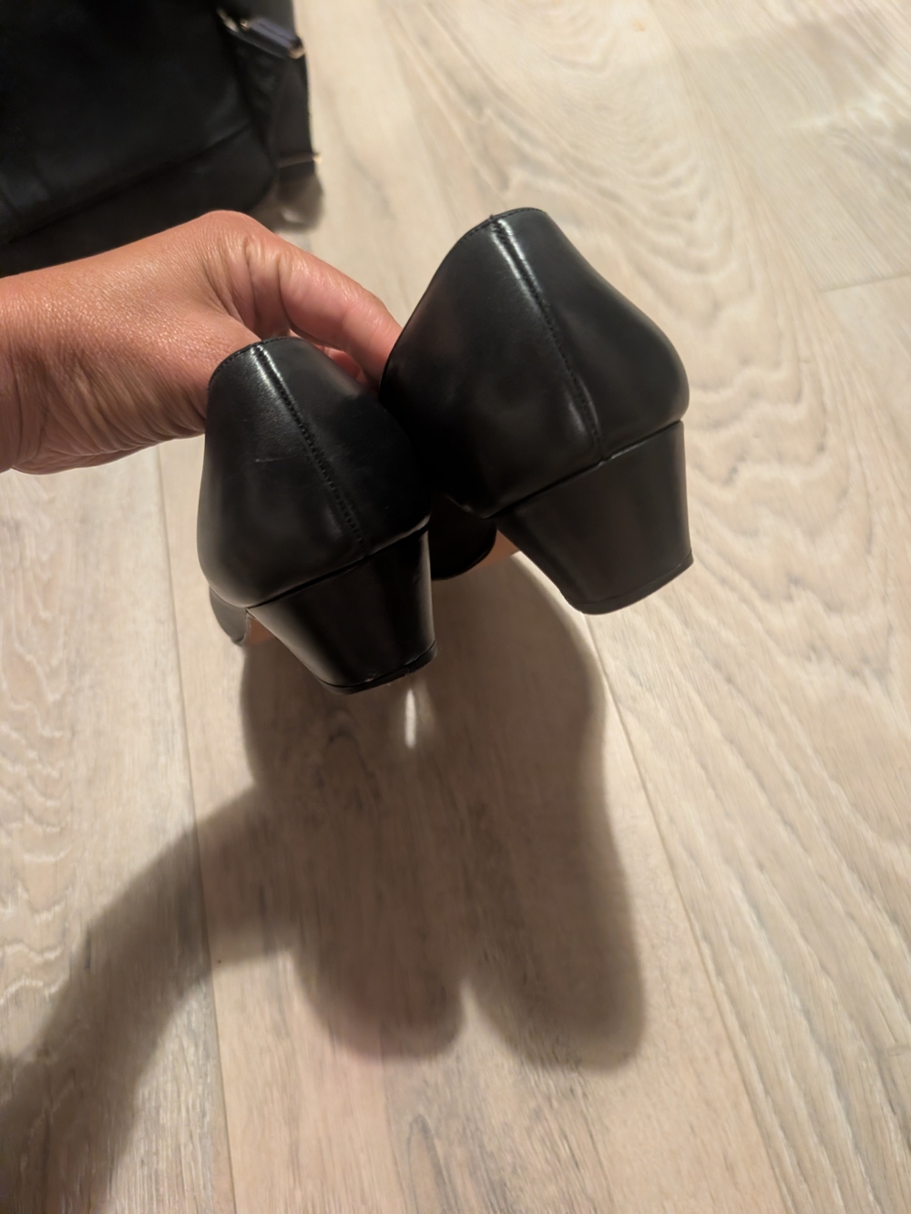 Salvatore Ferragamo Navy Leather Bow Flats with Gold Hardware - Picture 8 of 11